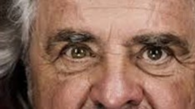 Beppe Grillo contro Berlusconi :E&rsquo; un pover&rsquo;uomo
