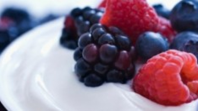 Yogurt con fragole e mirtilli