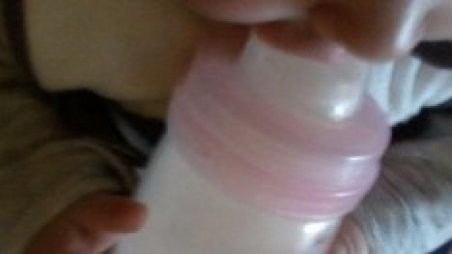Collassa dopo aver bevuto vodka dal biberon