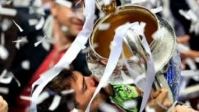 Iker Casillas solleva la Coppa.