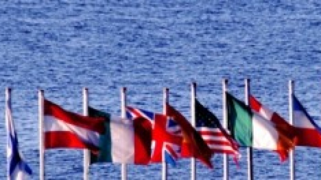 In fila, le Bandiere di alcuni Paesi dell'UE