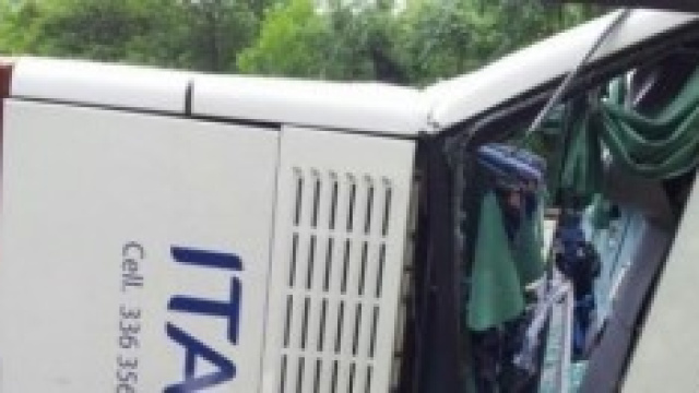 Si ribalta bus di ragazzi nel bellunese