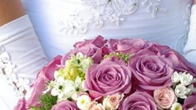 Un bell'abito da sposa con bouquet