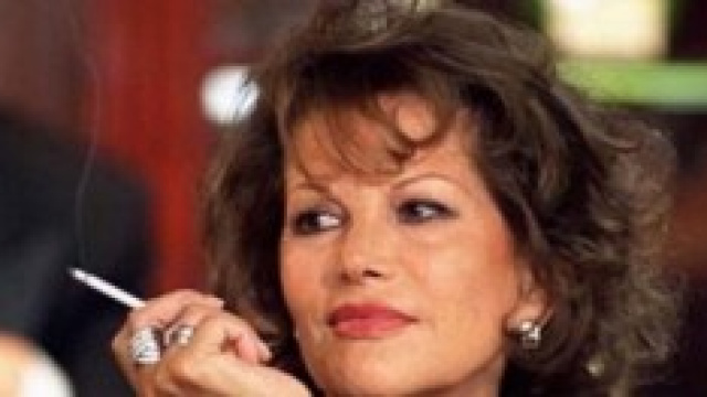 Claudia Cardinale schiaffeggia hostess.