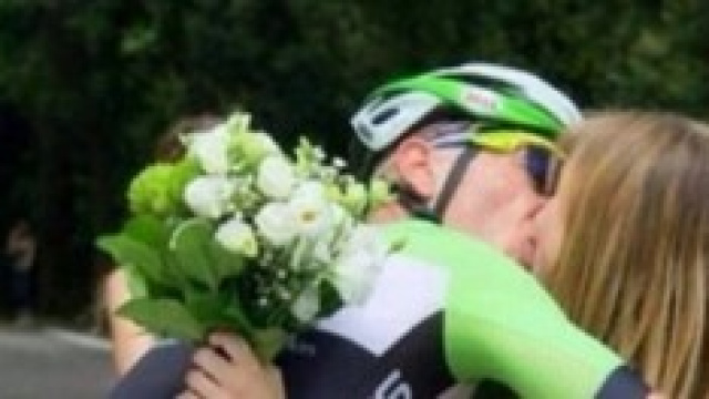 Grito D'Italia: si ferma e le chiede di sposarlo.