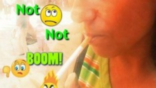 Una donna accende una sigaretta 