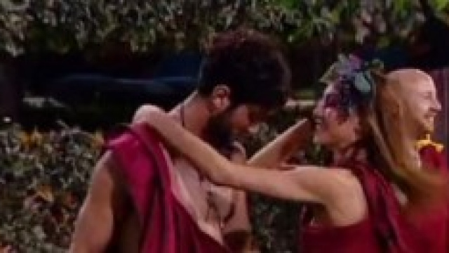 Danza hot tra Chicca e Roberta