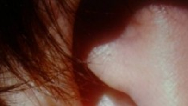 Ragazza strappa orecchio a morsi a sudamericano