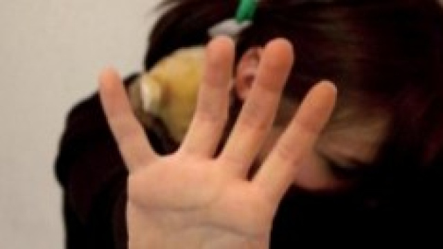 Donna che sta subendo una violenza