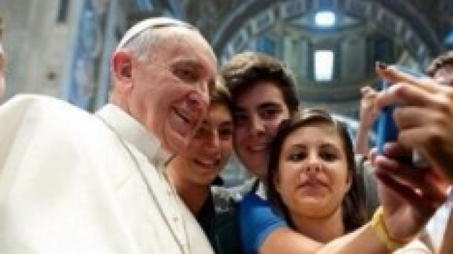 Papa Francesco in azione con un selfie. 