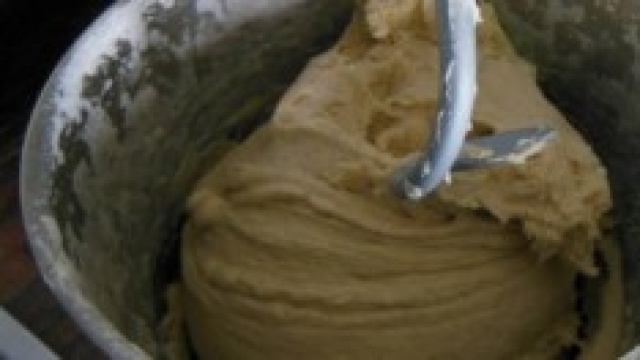 un passaggio della realizzazione della torta 