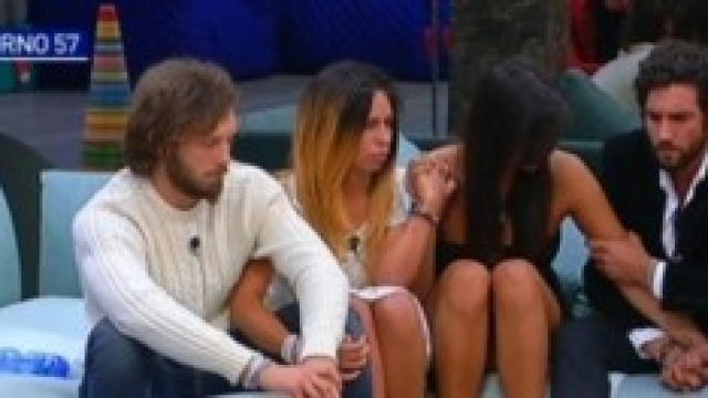 Grande Fratello, fabio comunica con Roberto e Angy