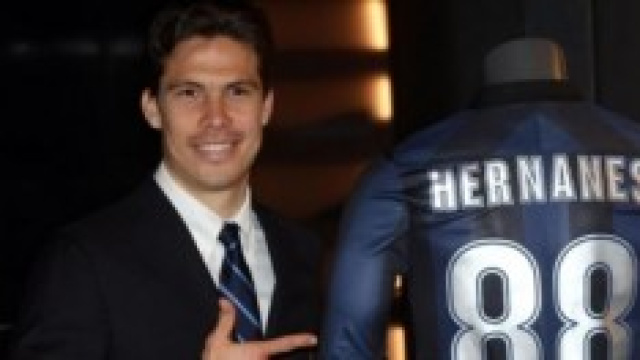 Hernanes e la sua attuale maglia 