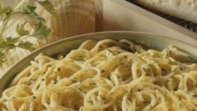 Spaghetti e formaggio pecorino.