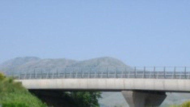 La foto del ponte degli sprechi visto da lontano