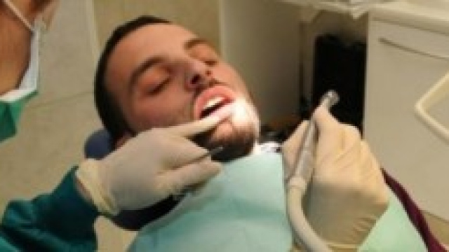 un dentista all'opera su un paziente