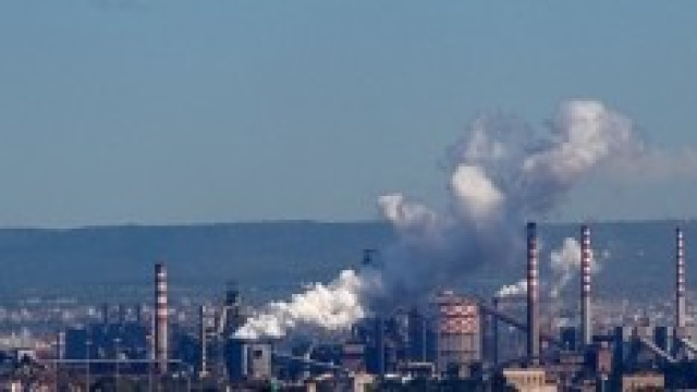 Ilva di Taranto vista dal mare 