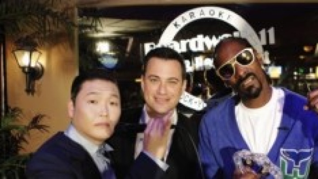 Psy e Snoop Dogg mentre presentano il singolo.