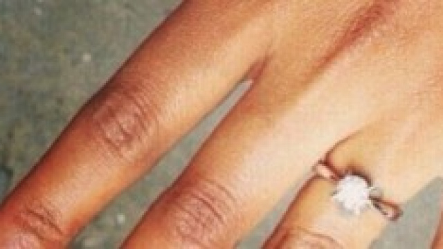 Fanny mostra sui social il suo anello Tiffany