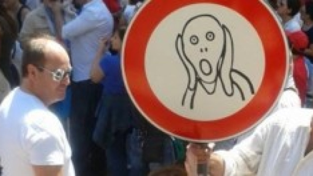 Insegnante manifestante con cartello Urlo di Munch