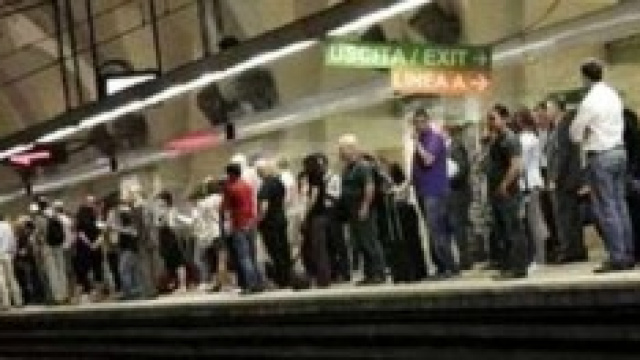 Metro B: uomo si suicida sui binari.