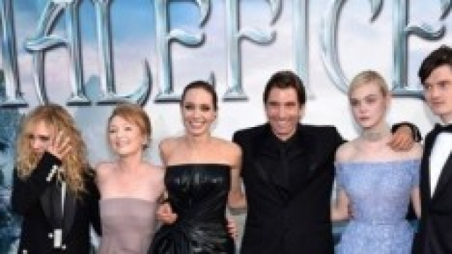Angelina Jolie con il cast del film Maleficent.