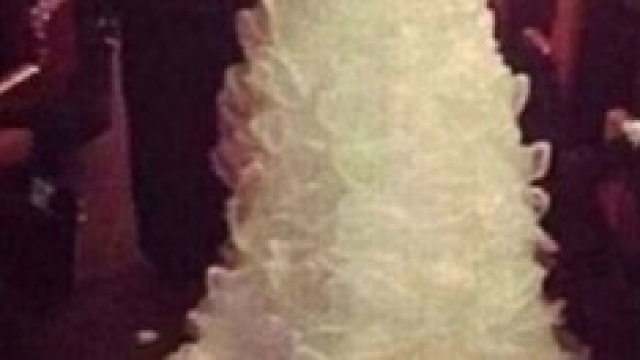 Lo strascico della sposa con la bambina legata