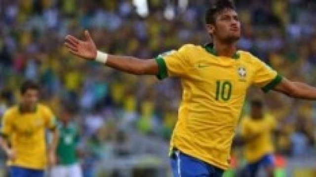 Neymar esulta dopo le 2 reti contro la Crozia