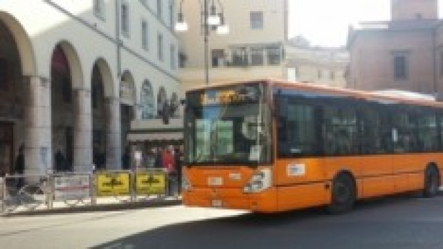 Un autobus fermo nel centro di Livorno