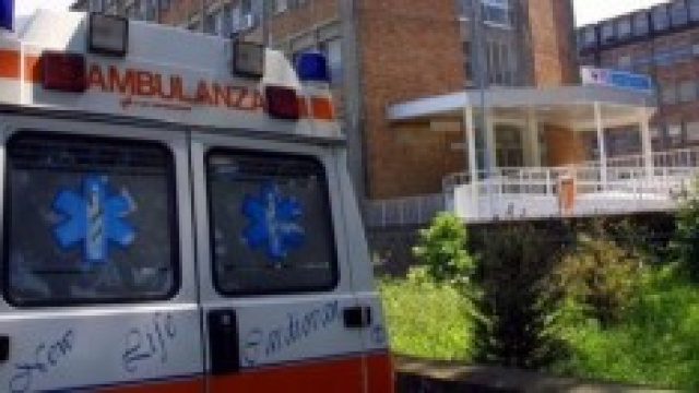 In rianimazione 13enne schiacciata da cancello