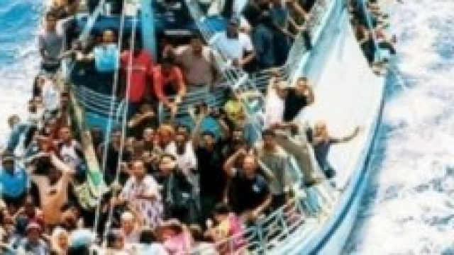 Un barcone carico di migranti