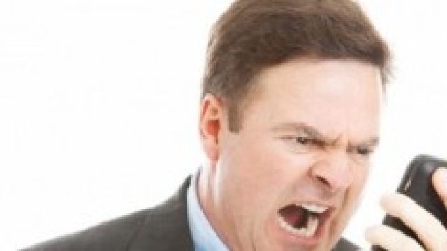 Uomo che urla al telefono.