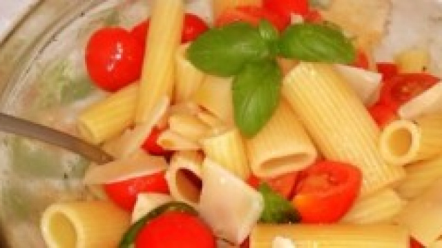 Insalata di pasta fresca, estiva, mediterranea.
