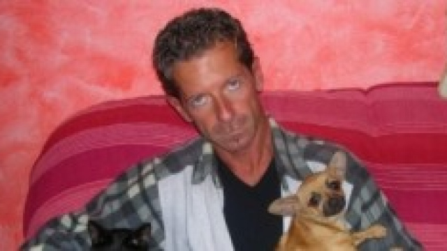 Giuseppe Bossetti con i suoi due cani.