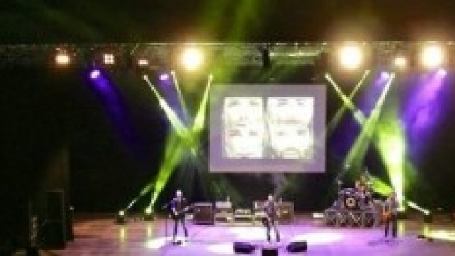 I The Sun in uno dei loro concerti