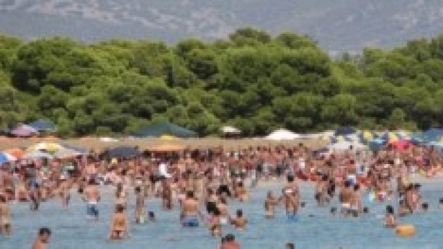 una localit&agrave; di mare affollata di bagnanti