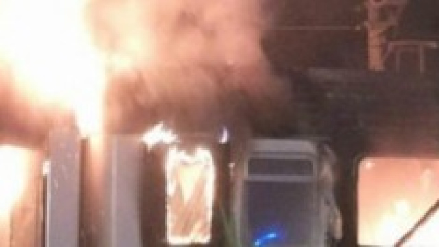 Il treno in fiamme fermo a Migliarino Pisano