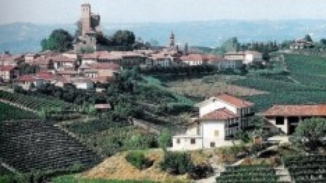 Tipico eno-paesaggio urbano delle Langhe