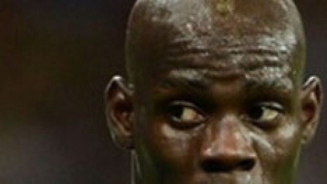 Mario Balotelli pensieroso
