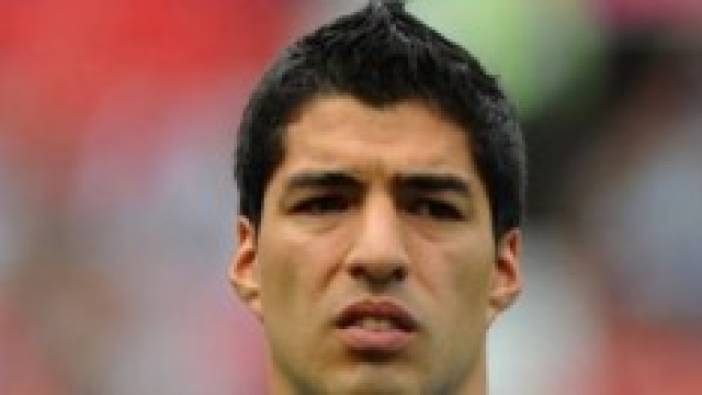 Suarez interdetto per 4 mesi dal calcio dalla FIFA