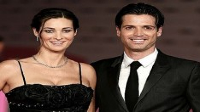 La Arcuri sorridente e serena in versione da mamma