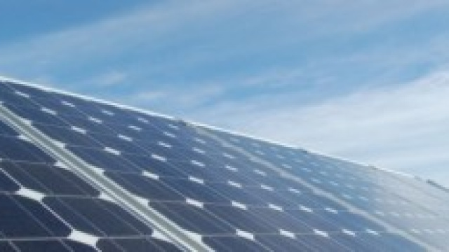 La foto ritrae un classico pannello fotovoltaico