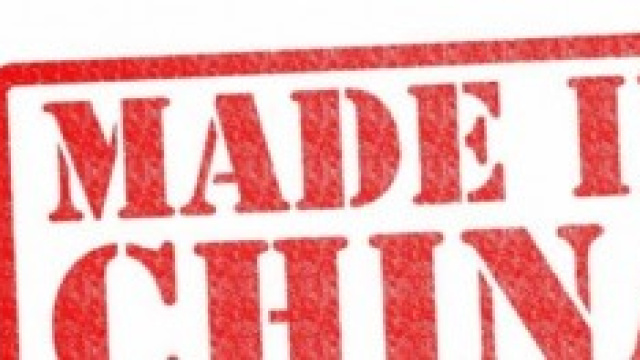 Un biglietto cucito in un paio di jeans cinesi