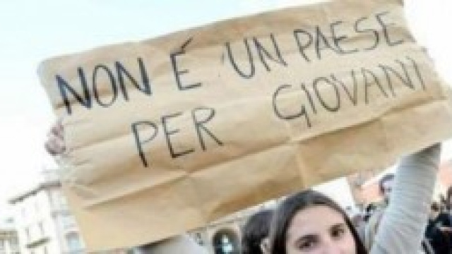 Giovane disoccupata durante una manifestazione