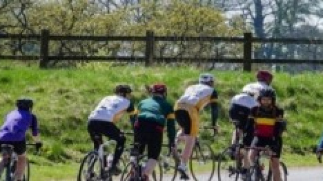 Senigallia: investe 3 ciclisti e scappa