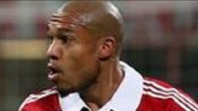 De Jong attacca la societ&agrave; rossonera.