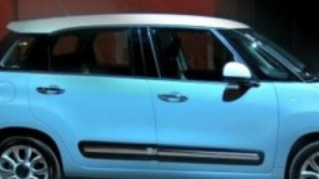 fiat 500 L azzurra e bianca