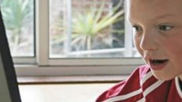 Bambini lasciati soli davanti al computer.