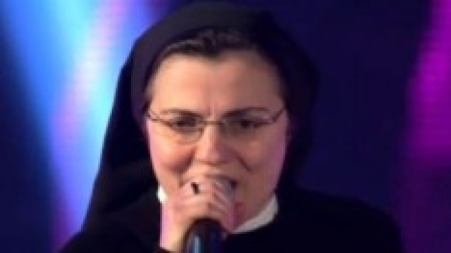 Suor Cristina durante una sua performance