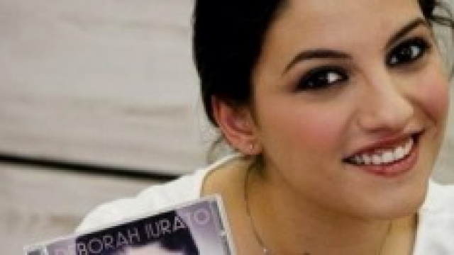 Deborah, vincitrice di Amici13, con il suo album.